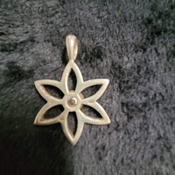 EUC Silpada sterling silver flower/star with CZ pendent - Picture 2 of 6
